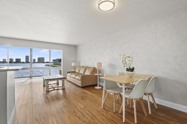 Building Photo - 2936 Lake Shore Dr