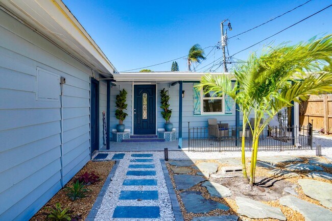 Building Photo - Fully Furnished 2BR/2BA Sarasota Home – Move-In Ready with Entertainment Room Near Siesta Key!