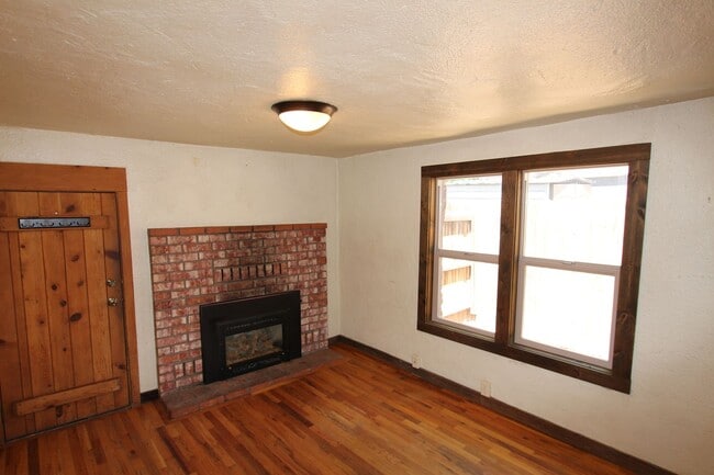 Building Photo - Charming Single-Story Home Near NAU | Fenced Yard + Fireplace