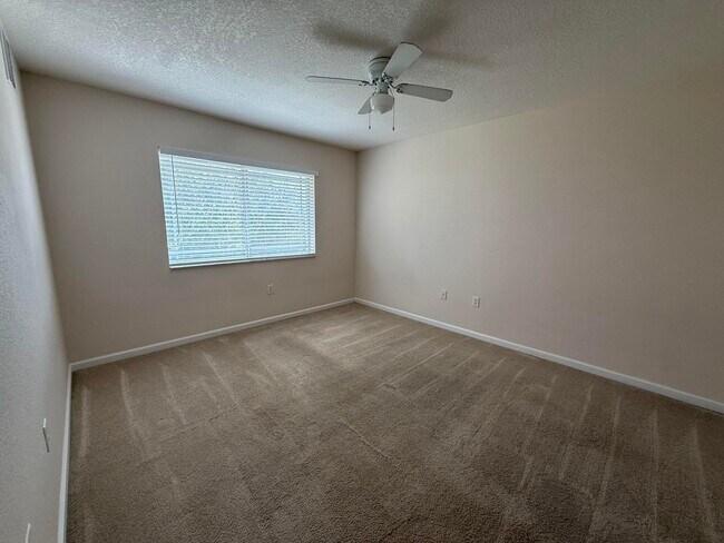 Building Photo - 211 SW Palm Dr