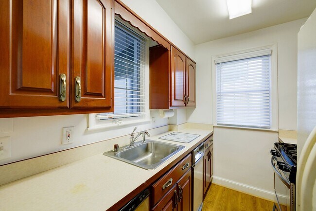 Building Photo - Charming 3BR/2BA Home with Bonus Room, Sunroom & Private Driveway – Prime Hyattsville Location!