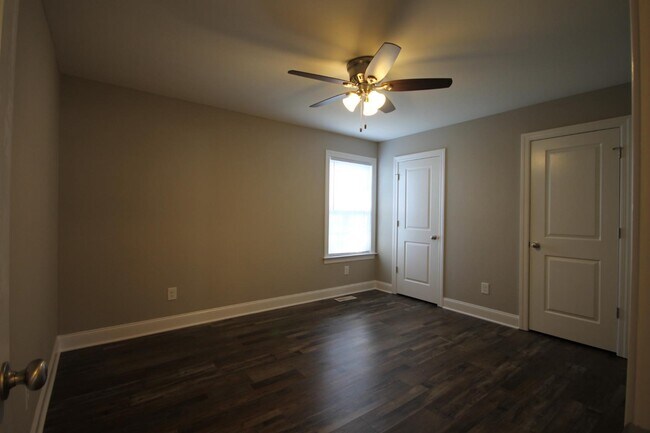 Building Photo - 704 Cobblestone Dr