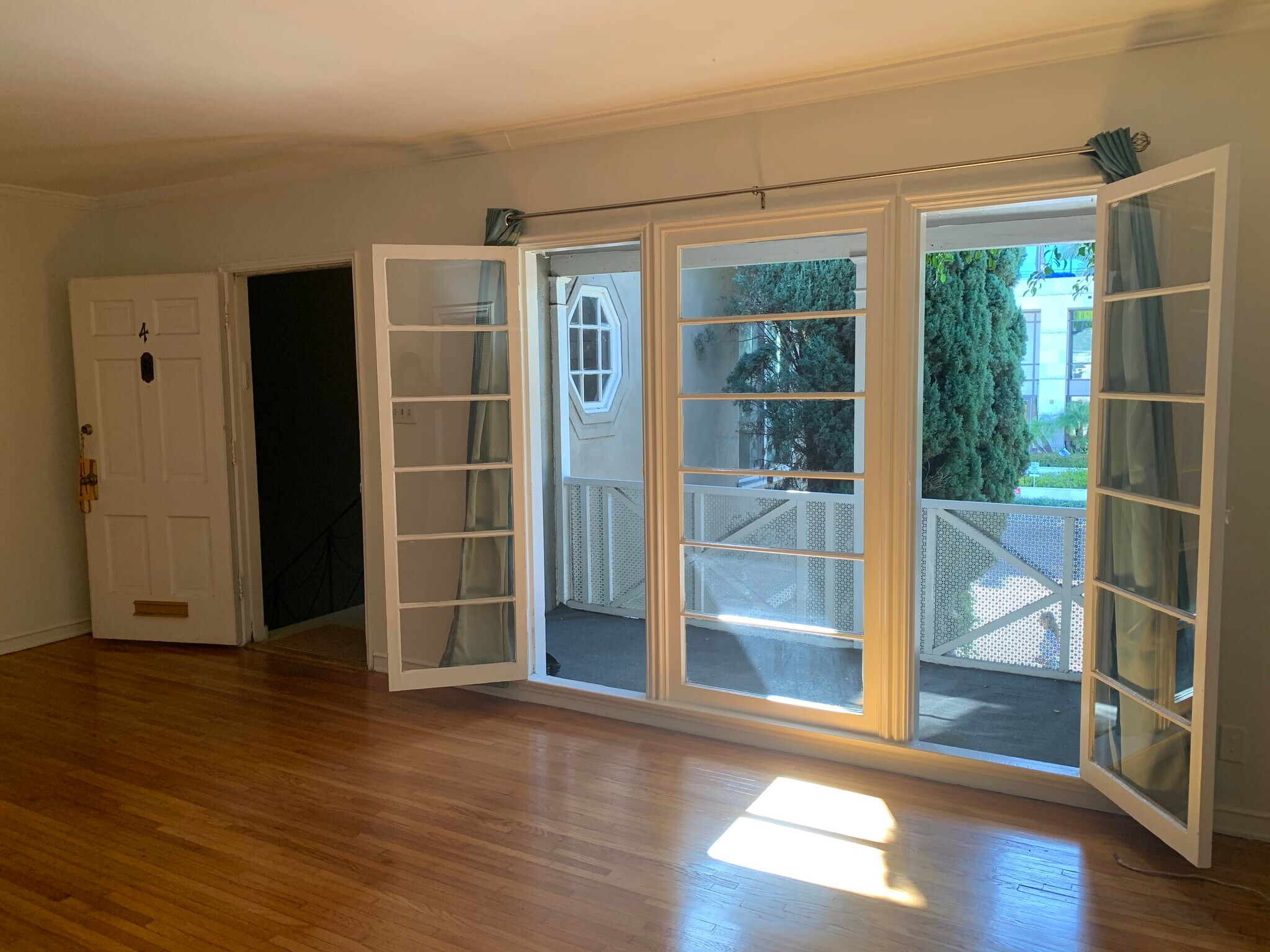 Building Photo - 412 N Doheny Dr