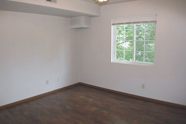 Building Photo - $1,095 | 2 Bedroom, 1 Bathroom 2nd Floor C...