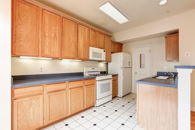 Building Photo - 3 Bed 3.5 Bath - Silver Spring Townhouse -...