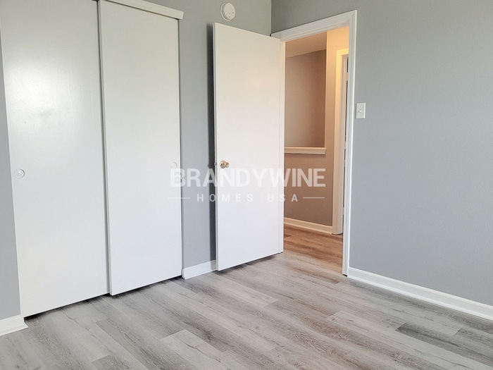 Building Photo - 10756 Glenayr Dr