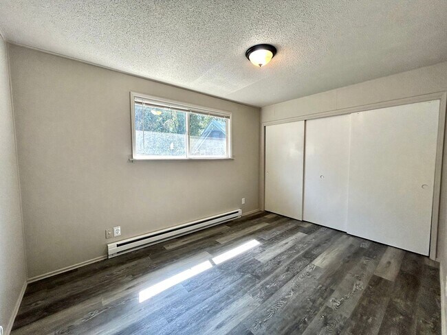 Building Photo - 603 E 3rd Ave