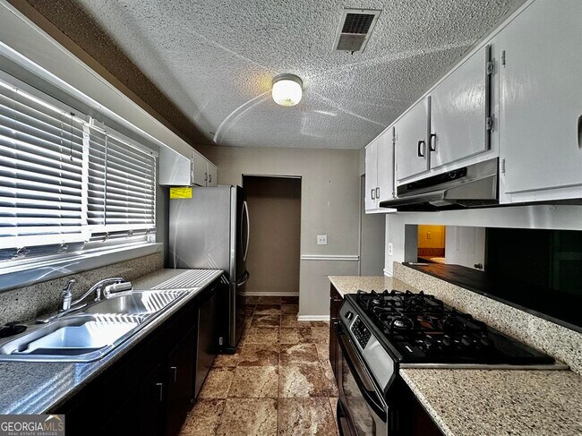 Building Photo - 1060 Falling Water Dr