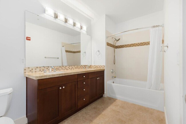 Building Photo - Prime Redmond Location!!!