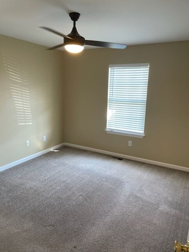 Building Photo - Duplex with garage