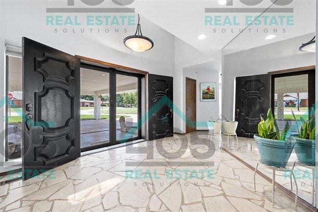 Building Photo - AMAZING FIND IN MWC