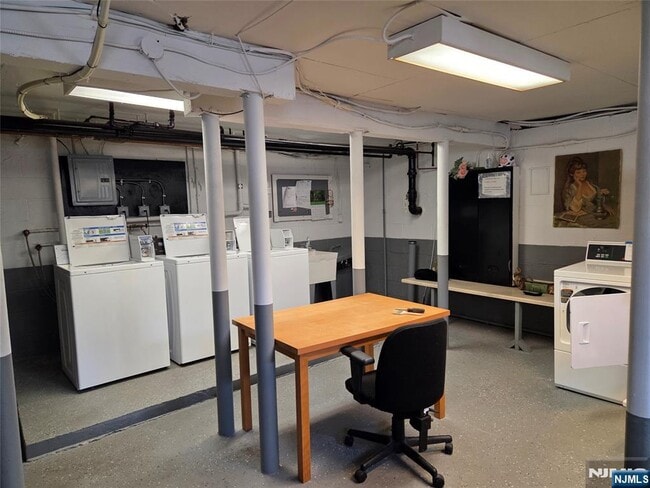 Building Photo - 1628 Valley 2A Vly