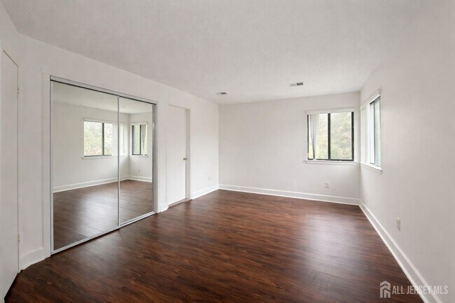 Building Photo - 470 Sayre Dr