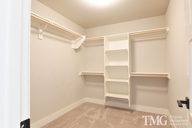 Building Photo - AmazingTownhome with Stunning Finishes! 1900+ Sq Ft, Fenced Yard!