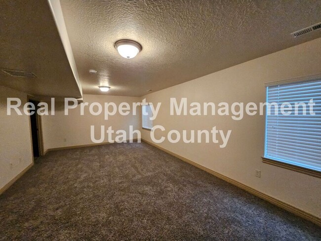 Building Photo - Orem Townhome Central to City Center