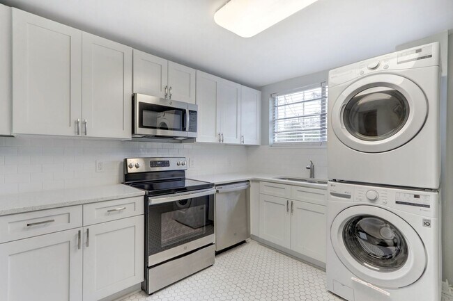 Building Photo - One block from Historic District - Renovated Two Bedroom