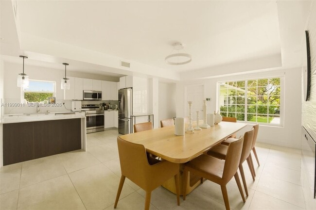 Building Photo - 725 W 51st St