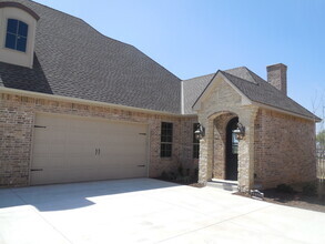 Building Photo - Fully Furnished Three Bedroom, Two Bathroo...