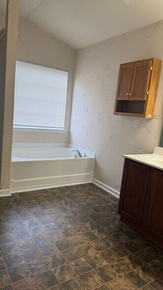 Building Photo - 505 Chartwell Dr