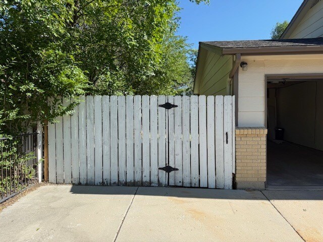 Building Photo - 3410 El Morro Rd