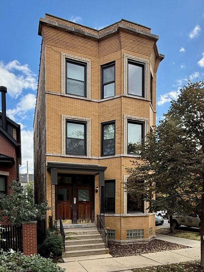 Primary Photo - 1901 N Hoyne Ave