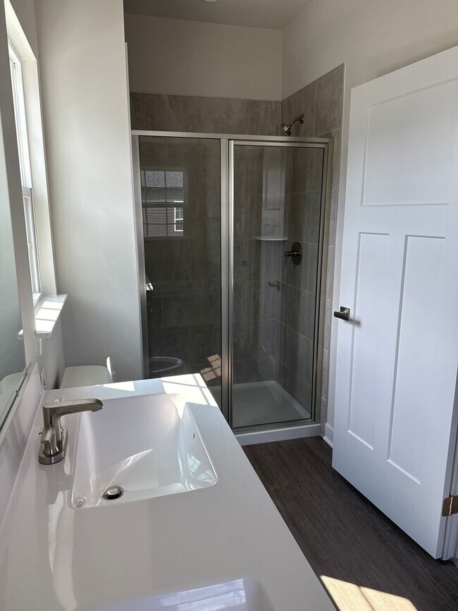 Building Photo - Brand New Build (Never lived in!) END UNIT...