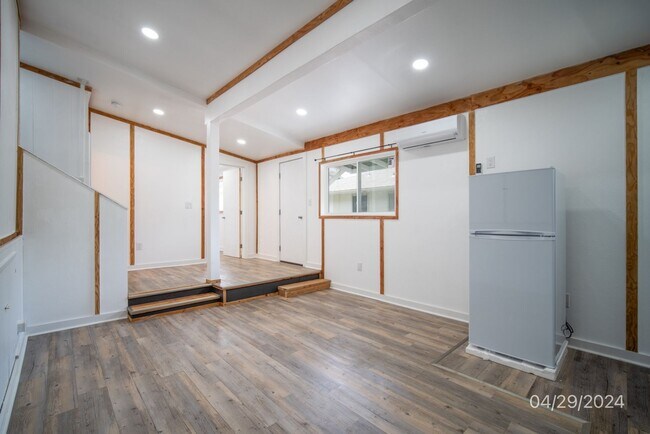 Building Photo - 1bd 1ba with Parking - Dogs negotiable $2350 94-1167 Kahuahale St