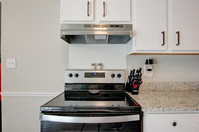 Building Photo - 554 Roselawn Dr