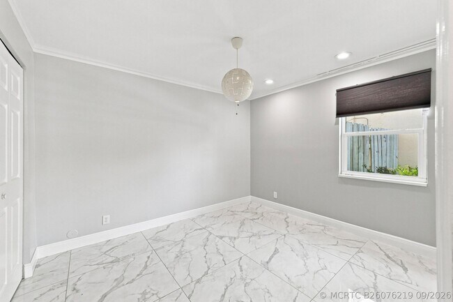 Building Photo - 372 W Riverbend Dr