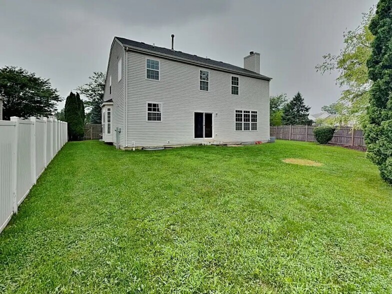 Building Photo - 10880 Grand Canyon Ave