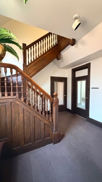 Entry lobby area - 4400 Laclede Ave