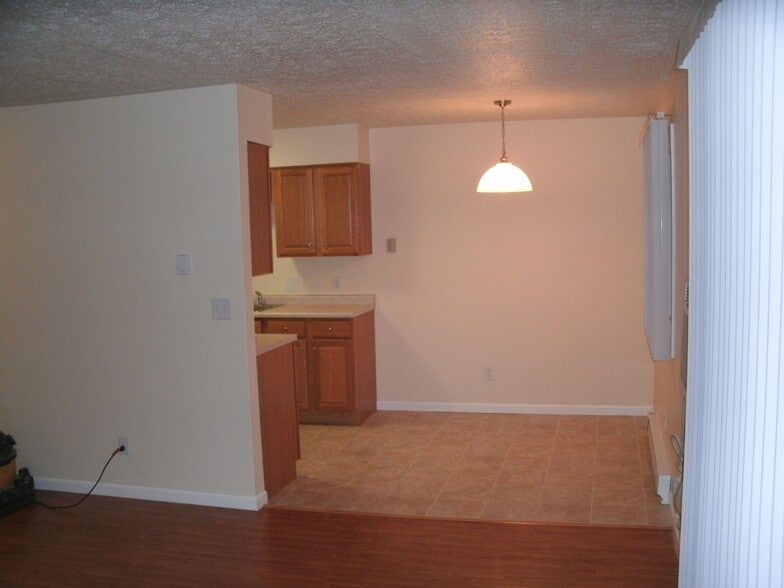 Building Photo - 3850 Sutherland Ave