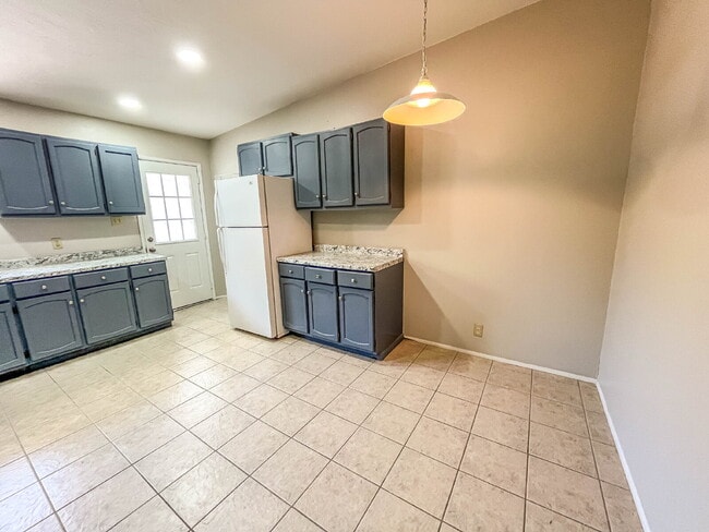 Building Photo - 1239 N Alamo Ave