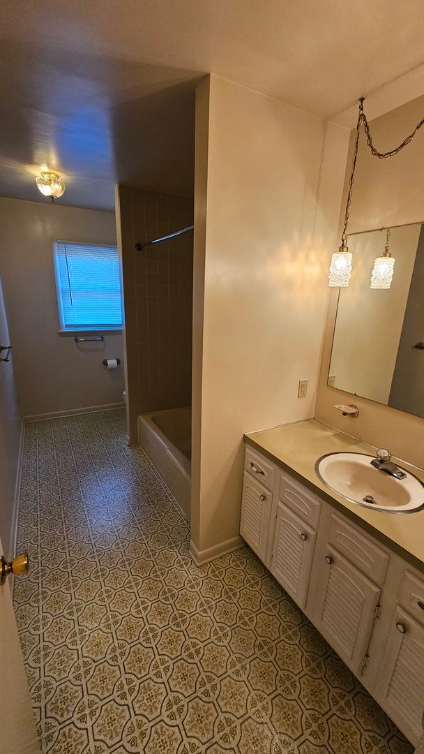 Building Photo - Spacious Single Family Home