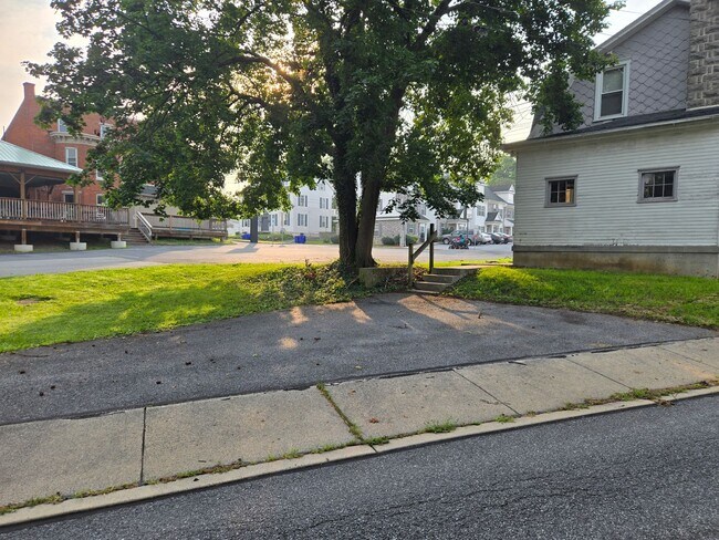 Building Photo - 1 Manor Ave