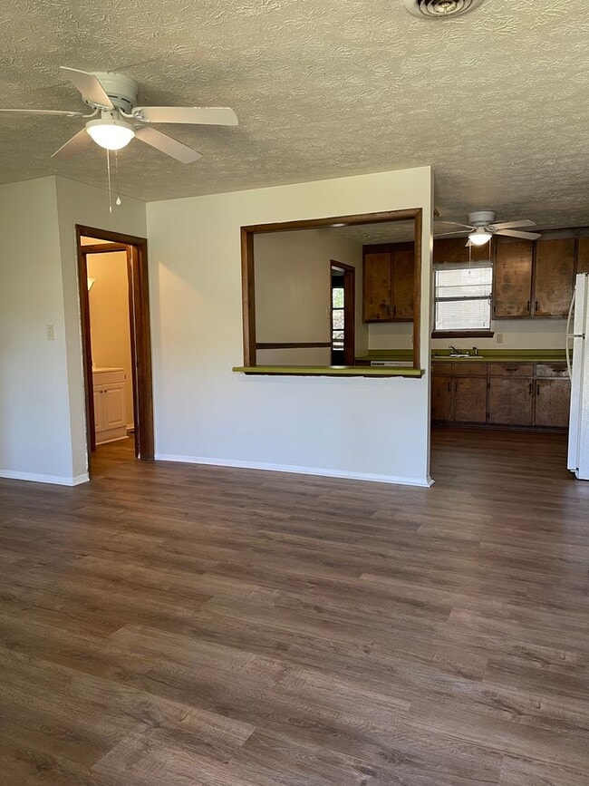 Building Photo - 2 bedroom 1 bath duplex is located off Whitehead Rd!