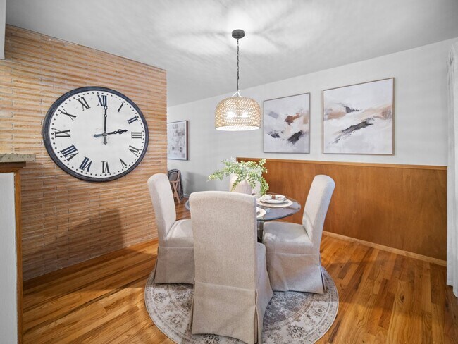 Building Photo - Beautiful FULLY FURNISHED TWO BEDROOM DUPLEX!