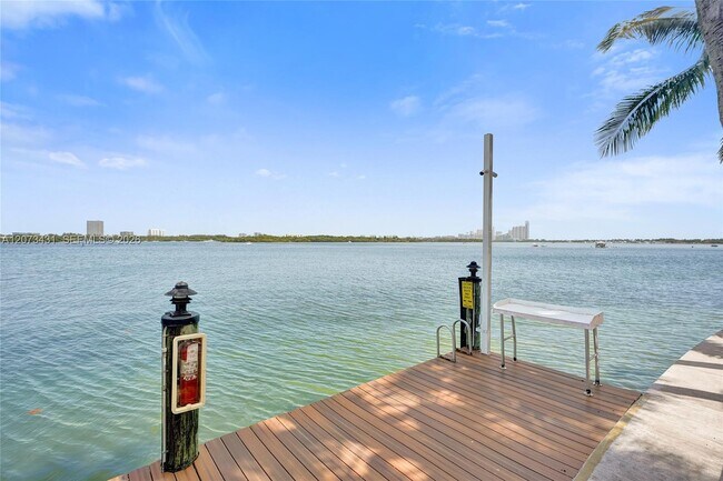 Building Photo - 10350 W Bay Harbor Dr