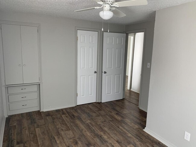 Building Photo - 3633 Mistletoe Ave