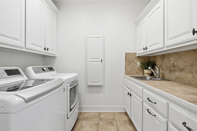 Building Photo - {10500} Luxury Living in Mills Crossing Estates +  Spacious Floorplan with Designer Finishes