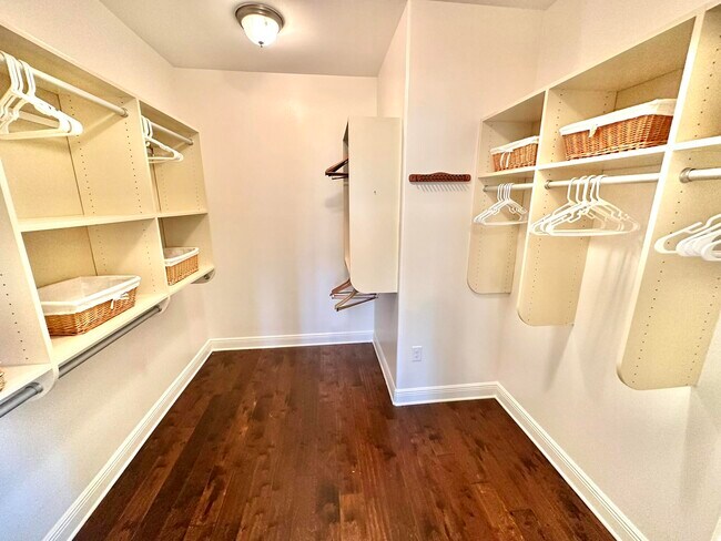 Building Photo - 206 E Pinehurst Dr