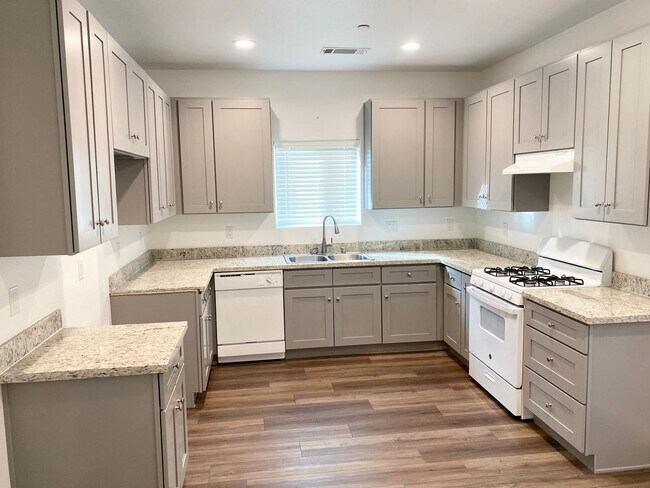 Building Photo - 1326 S Santa Fe St