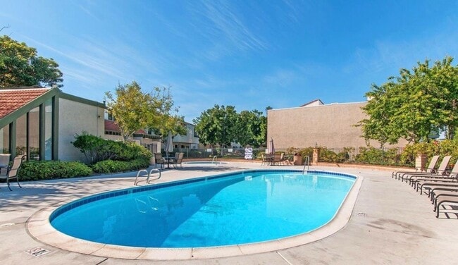 Building Photo - LIGHT & BRIGHT UPGRADED, 2 BEDROOM CONDO, ...