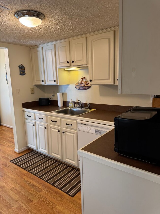 Building Photo - Affordable Lakeside Condo – 3 Bed, 1 Bath