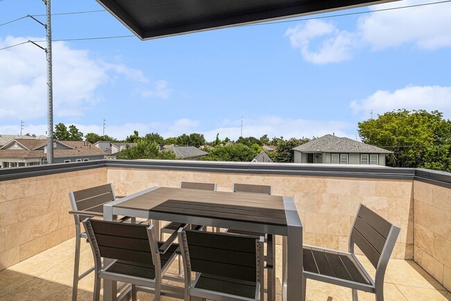 Building Photo - 925 Herkimer St