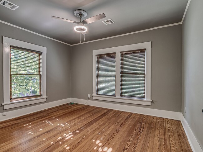 Building Photo - Charming Updated Mesta Park Duplex - New S...