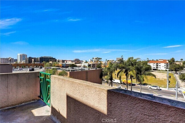 Building Photo - 450 E 4th St