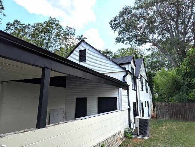 Building Photo - 2115 Oakhurst Cir