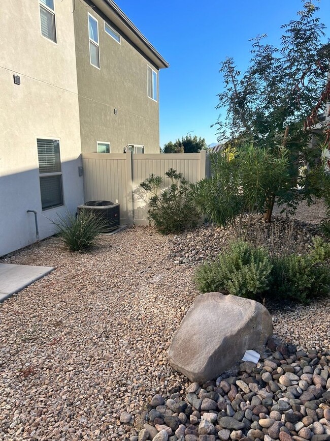 Building Photo - BEAUTIFUL TOWNHOME!