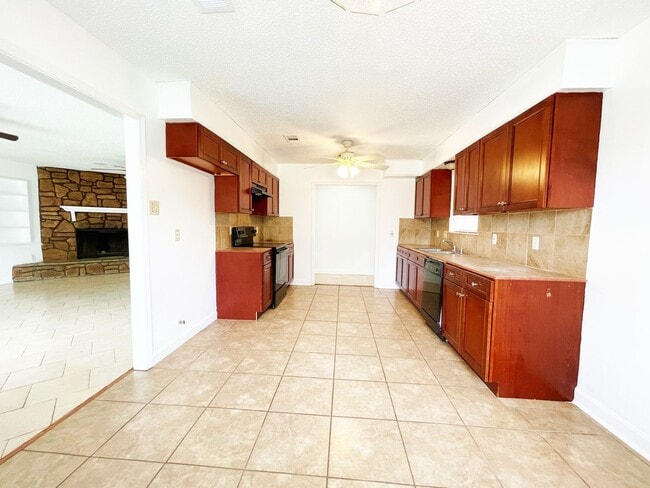 Building Photo - Spacious 4 Bedroom Home with Bonus Room in O'Neal Place